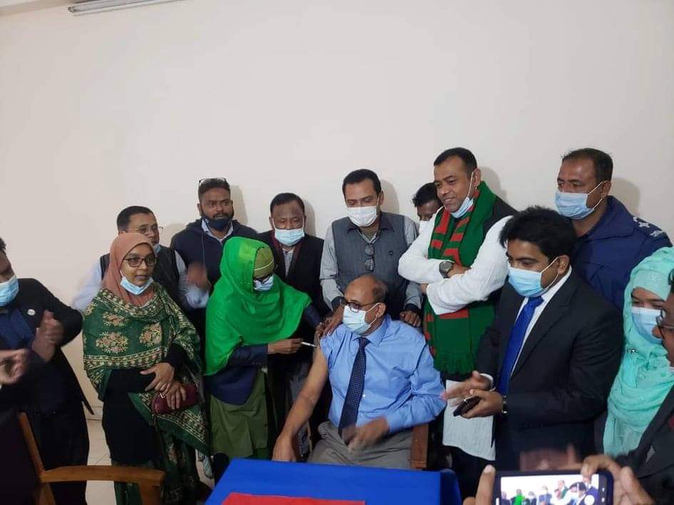 বানিয়াচংয়ে প্রথম টীকা নিলেন এমপি মজিদ খান বানিয়াচংয়ে প্রথম টীকা নিলেন এমপি মজিদ খান