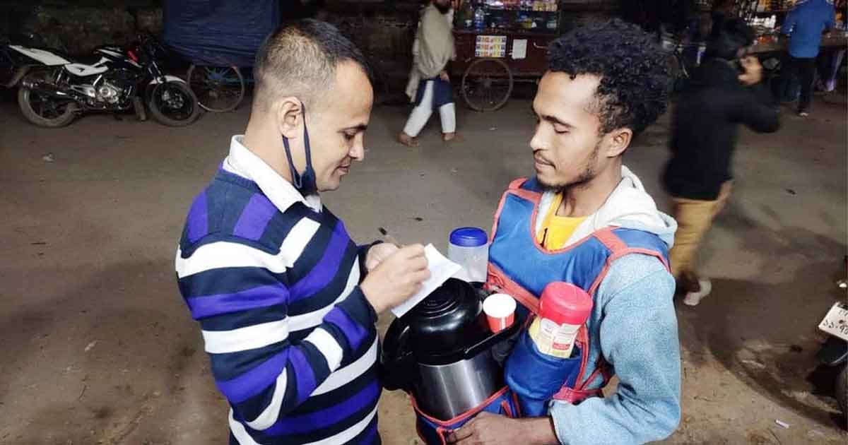 মায়ের-চিকিৎসার-খরচের-জন্য-২ মায়ের চিকিৎসার খরচের জন্য লেখাপড়া ছেড়ে ভ্রাম্যমান কপি বিক্রি