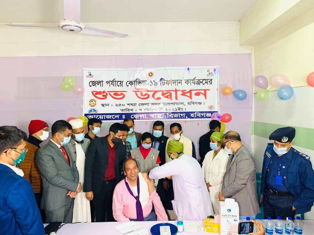 সবার আগে টিকা নিয়ে জেলাবাসীকে উদ্বুদ্ধ করলেন এমপি আবু জাহির সবার আগে টিকা নিয়ে জেলাবাসীকে উদ্বুদ্ধ করলেন এমপি আবু জাহির