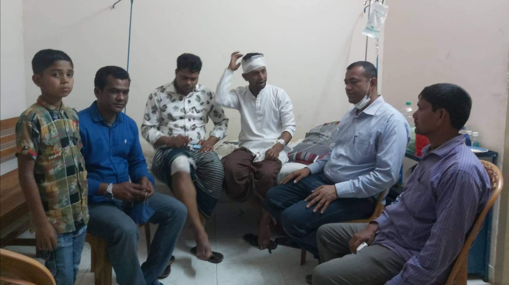 নির্বাচনী সহিংসতায় আহত যুবলীগ নেতৃবৃন্দের পাশে উপজেলা চেয়ারম্যান আবুল কাসেম চৌধুরী