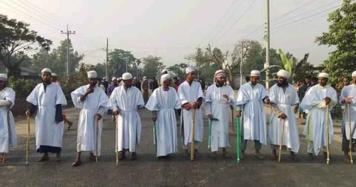 বাহুবলে কাপনের কাপড় পড়ে হরতাল পালন করছে হেফাজত