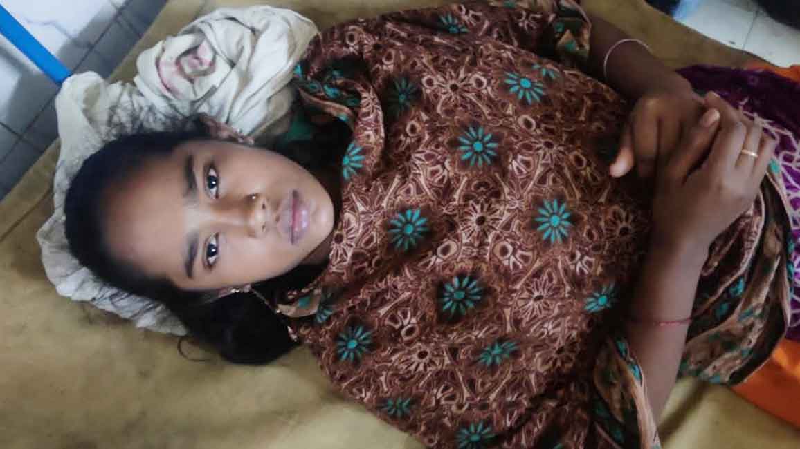 বিয়ে করার দেড় মাসের মাথায় নববধূকে মুখ বিষ ঢেলে হত্যার চেষ্টা