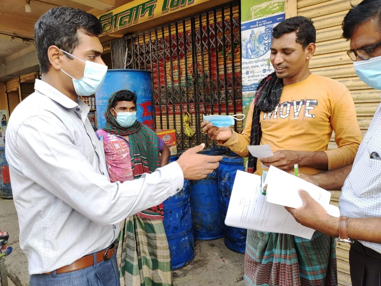 হবিগঞ্জের চৌধুরীবাজার এলাকায় স্বাস্থ্যবিধি প্রতিপালন ও মাস্ক পরার বিষয়ে সচেতনতা সৃষ্টি