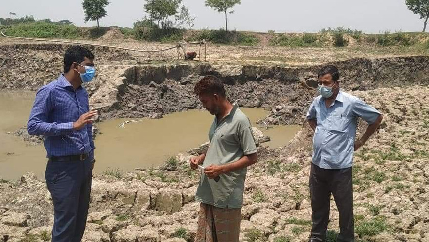 মাধবপুরে ড্রেজার দিয়ে অবৈধভাবে মাটি উত্তোলনের বিরুদ্ধে ভ্রাম্যমাণ আদালত পরিচালিত