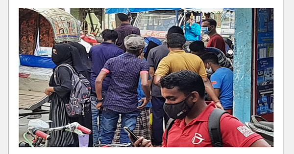 শহরের বিভিন্ন পয়েন্টে ঝটলা বেধে মোবাইল সিম বিক্রি, মানা হচ্ছে না স্বাস্থ্যবিধি