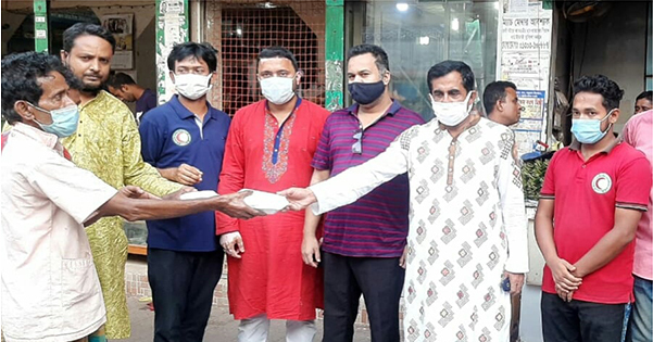 রেড ক্রিসেন্ট হবিগঞ্জ জেলা ইউনিট’র উদ্যোগে তিনশত পরিবারের মাঝে রান্না করা খাবার ও ইফতার বিতরণ