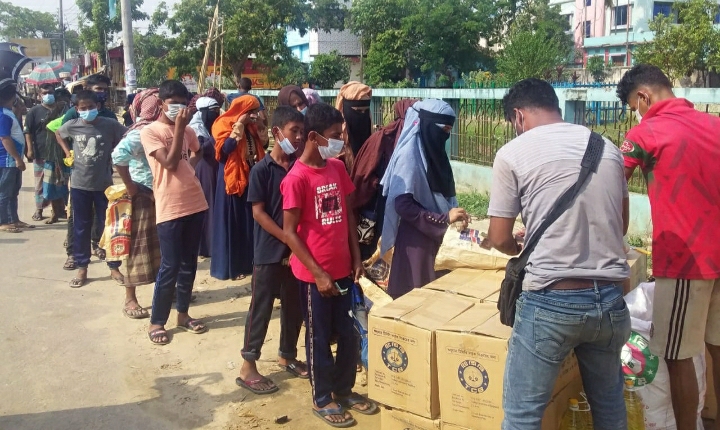 টিসিবির-র পণ্য ক্রয়ে গ্রাহকের দীর্ঘ লাইন