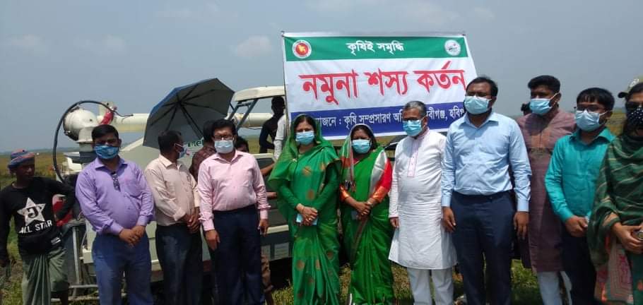 নবীগঞ্জে কৃষি যন্ত্রপাতি বিতরণ ও নমুনা শস্য কর্তন কর্মসূচিতে অংশগ্রহণ করলেন জেলা প্রশাসক