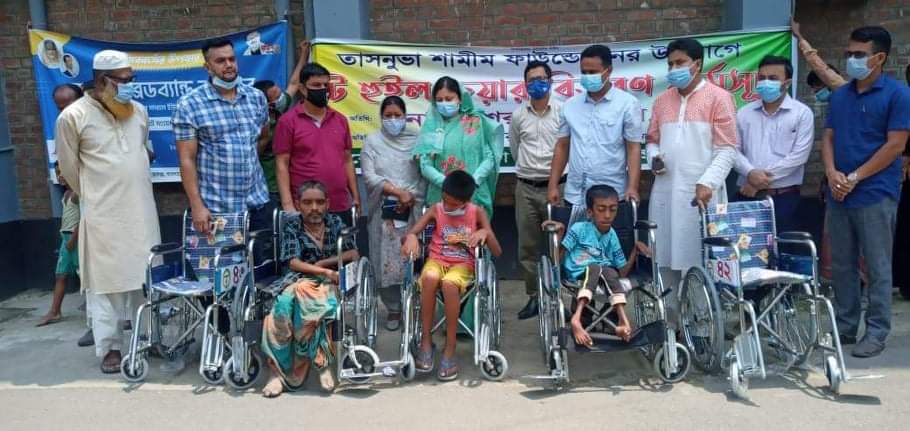 অস্ট্রেলিয়া প্রবাসীর অনুদানে প্রতিবন্ধীদের মাঝে হুইল চেয়ার বিতরণ করলেন জেলা প্রশাসক