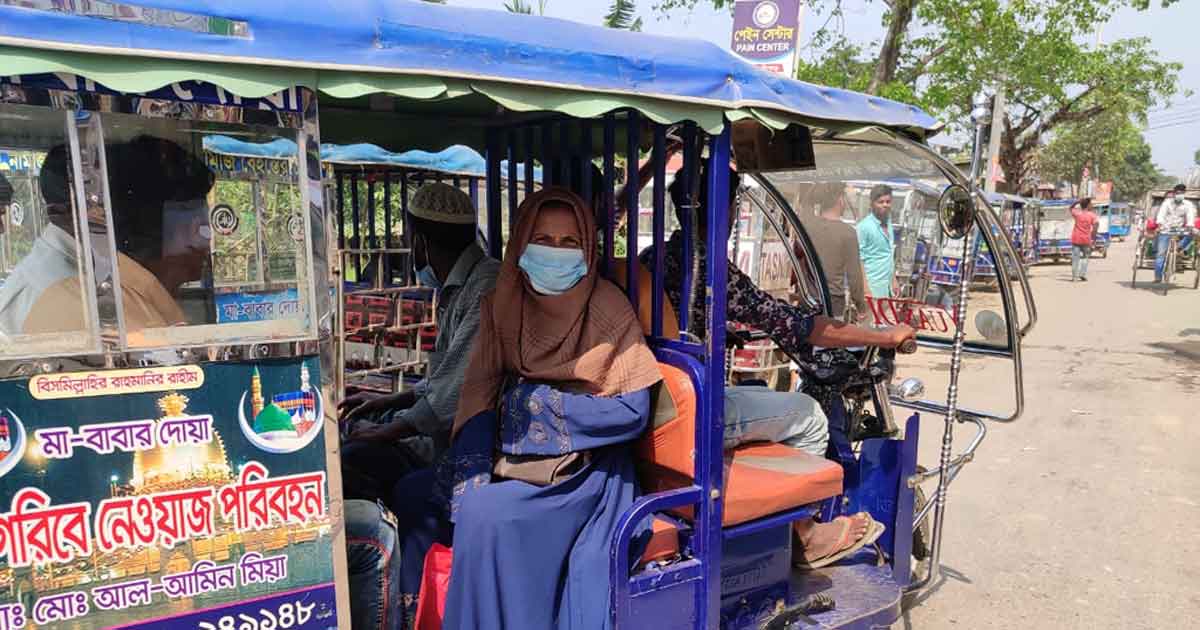 টমটম চালকদের কাছে যেনো অসহায় শহরবাসী