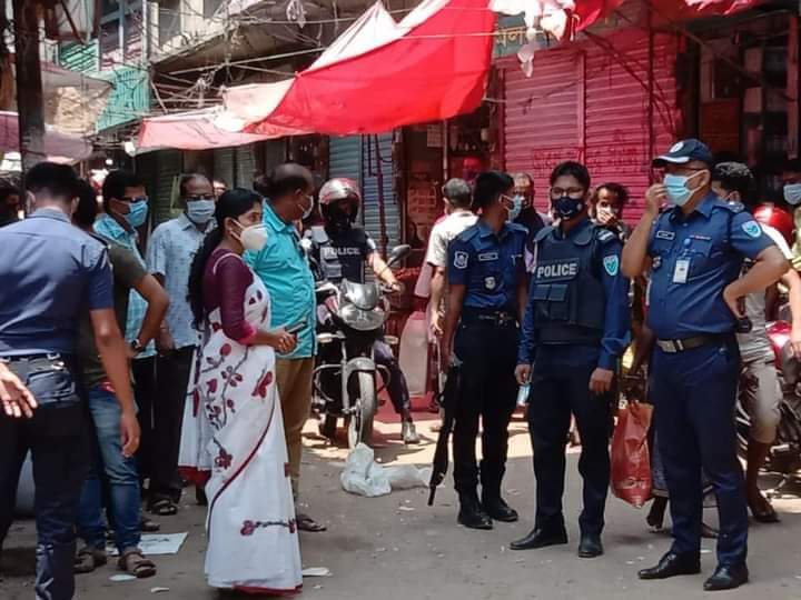 মাধবপুরে লকডাউন নিশ্চিতে কঠোর অবস্থানে পুলিশ