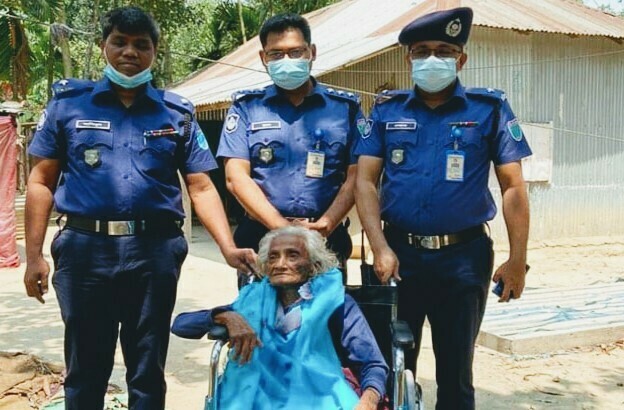 শতবর্ষী বৃদ্ধাকে হুইলচেয়ার উপহার দিলেন হবিগঞ্জের এসপি
