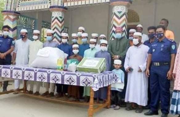 লাখাইয়ে এতিম ছাত্রদের মাঝে পুলিশ সুপারের ইফতার বিতরণ