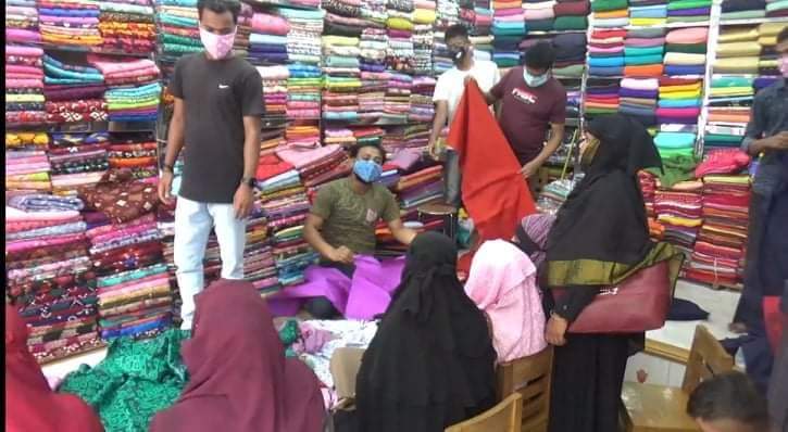 বিভিন্ন দোকানে ক্রেতাদের উপছেপড়া ভিড়। হবিগঞ্জে জমে উঠেছে ঈদের বাজার, স্বাস্থ্যবিধি পালনে প্রশাসন কঠোর।