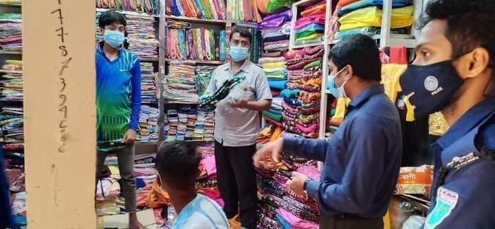 লাখাইয়ে স্বাস্থ্যবিধি অমান্য করায় ৬ কাপড় ব্যবসায়ীকে অর্থদন্ড লাখাইয়ে স্বাস্থ্যবিধি অমান্য করায় ৬ কাপড় ব্যবসায়ীকে অর্থদন্ড