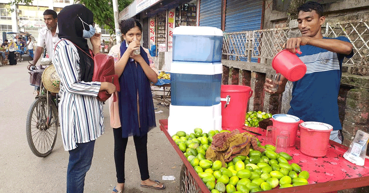 হবিগঞ্জে ভ্যাপসা গরমে বেড়েছে ডাবের দাম, তৃষ্ণা মেটাচ্ছে লেবুর শরবত