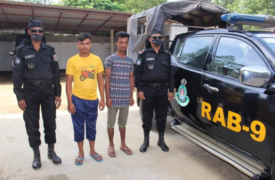 প্রায় ২৮.৫ কেজি গাঁজাসহ ২ পেশাদার মাদক ব্যবসায়ী আটক