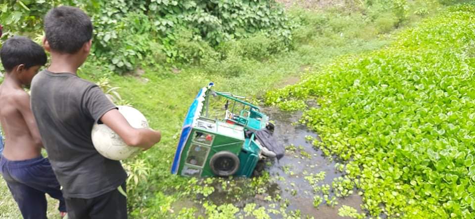 লাখাইয়ে নিয়ন্ত্রণ হারিয়ে টমটম খাদে পড়ে আহত ৩