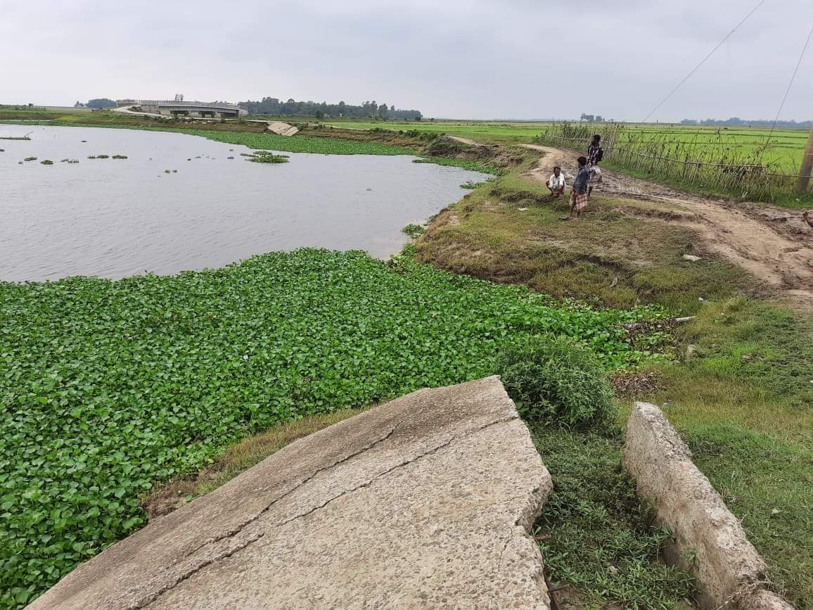 লাখাইর মোড়াকরি-কৃষ্ণপুর সড়কের আংশিক নদীগর্ভে বিলীন, রক্ষায় নেই কোন উদ্যোগ