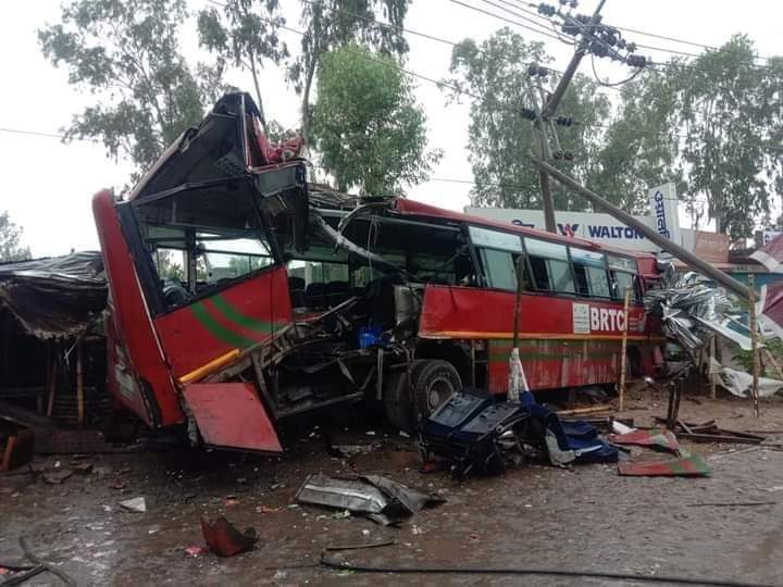 বিআরটিসি বাস নিয়ন্ত্রণ হারিয়ে দূর্ঘটনা, আহত ১৫