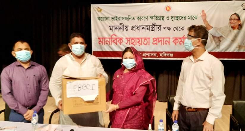 জেলা প্রশাসকের হাতে সুরক্ষা সামগ্রী দিলেন মোতাচ্ছিরুল ইসলাম