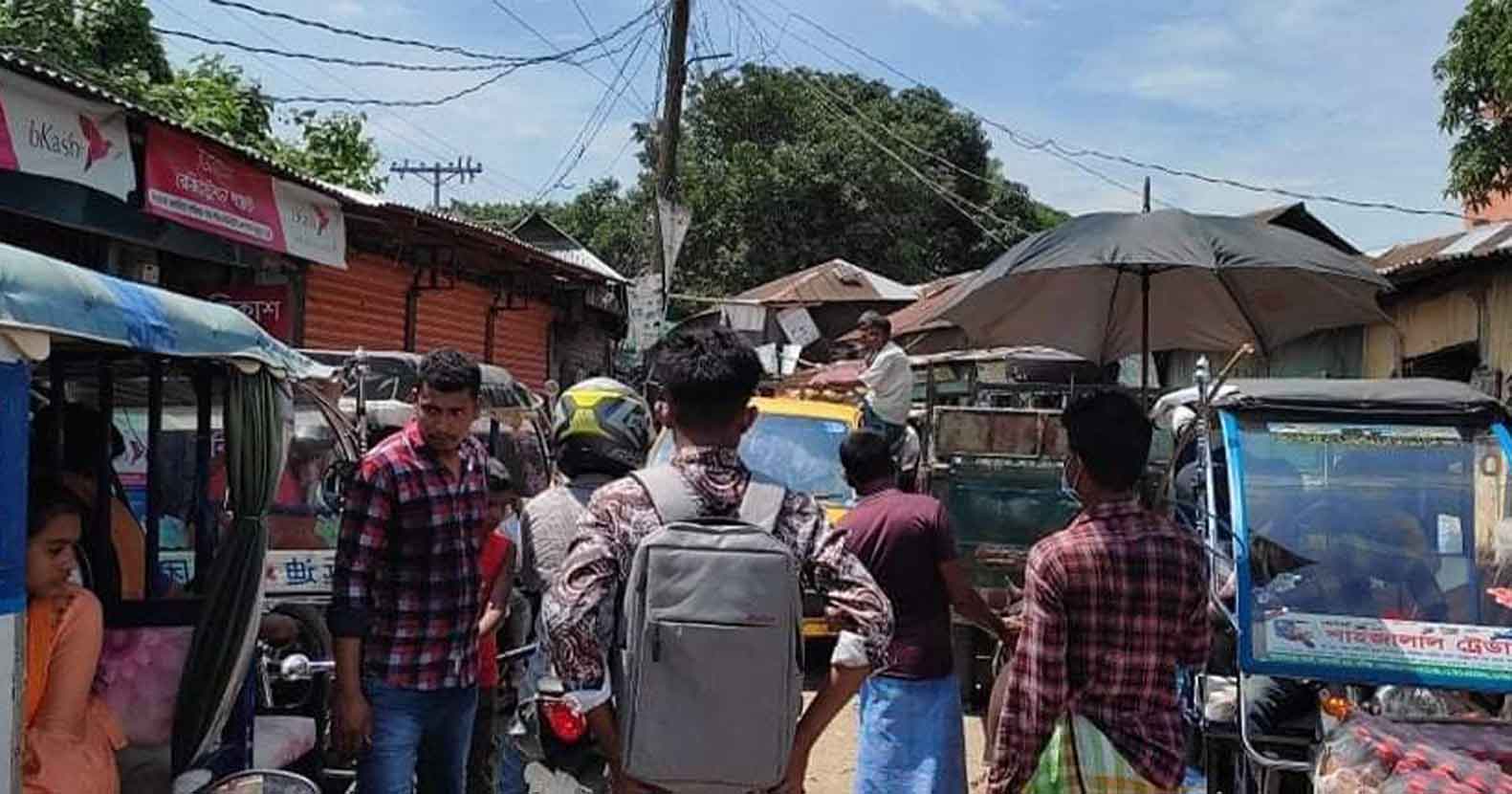 আজমিরীগঞ্জ স্বাস্থ্য বিধি না মেনে অবাধে চলাফেরা, ট্রাফিক জ্যাম
