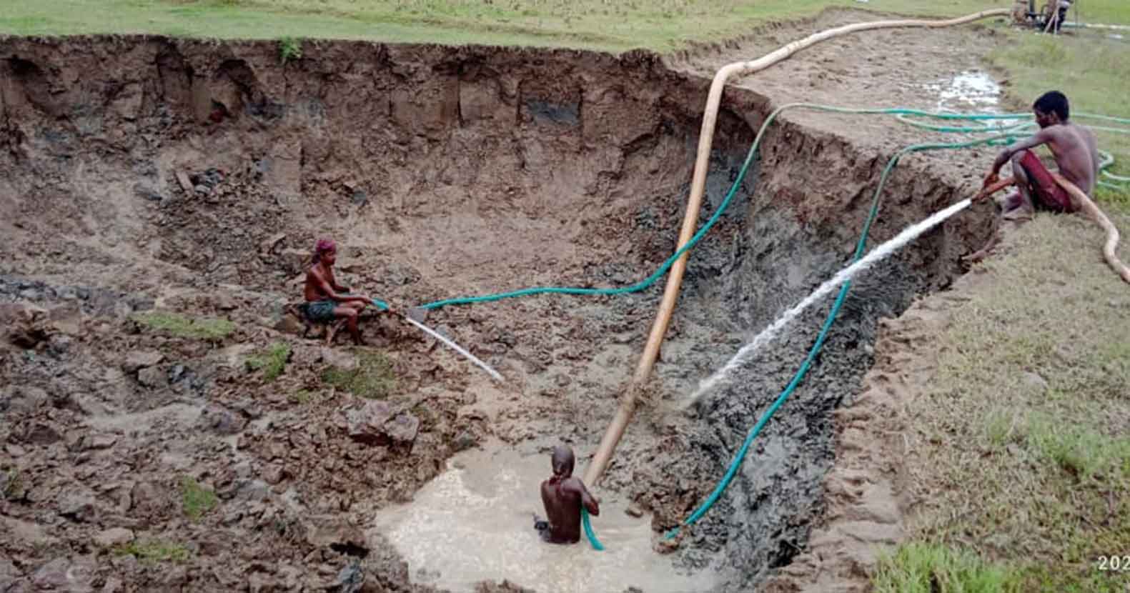 আজমিরীগঞ্জে-ড্রেজার-মেশিন-দিয়ে-অবৈধ-ভাবে-বালু-উত্তোলন-২ আজমিরীগঞ্জে ড্রেজার মেশিন দিয়ে অবৈধ ভাবে বালু উত্তোলন