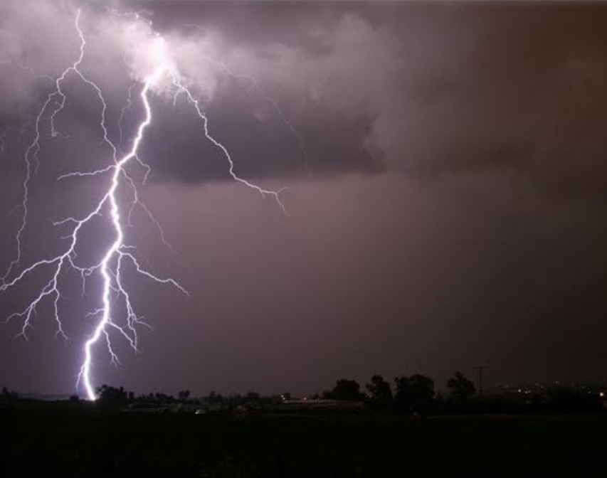 বানিয়াচংয়েরে হাওড়ে মাছধরার সময় লাগে বানিয়াচংয়ের হাওরে মাছ ধরার সময় বজ্রপাতে