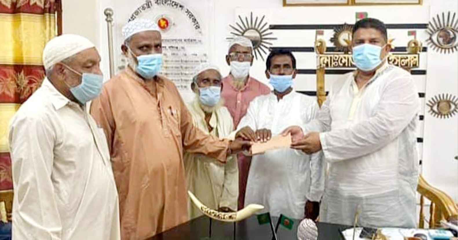 মসজিদে অনুদান দিলেন উপজেলা চেয়ারম্যান মোতাচ্ছিরুল ইসলাম