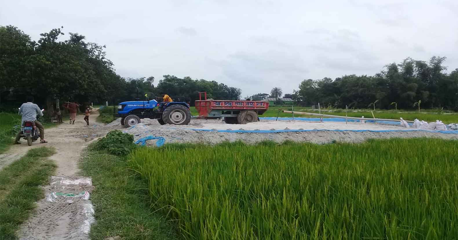 মাধবপুরে-গ্রামীণ-জনপদে-অবৈধভাবে-বালু-পাচার মাধবপুরে গ্রামীণ জনপদে অবৈধভাবে বালু পাচার