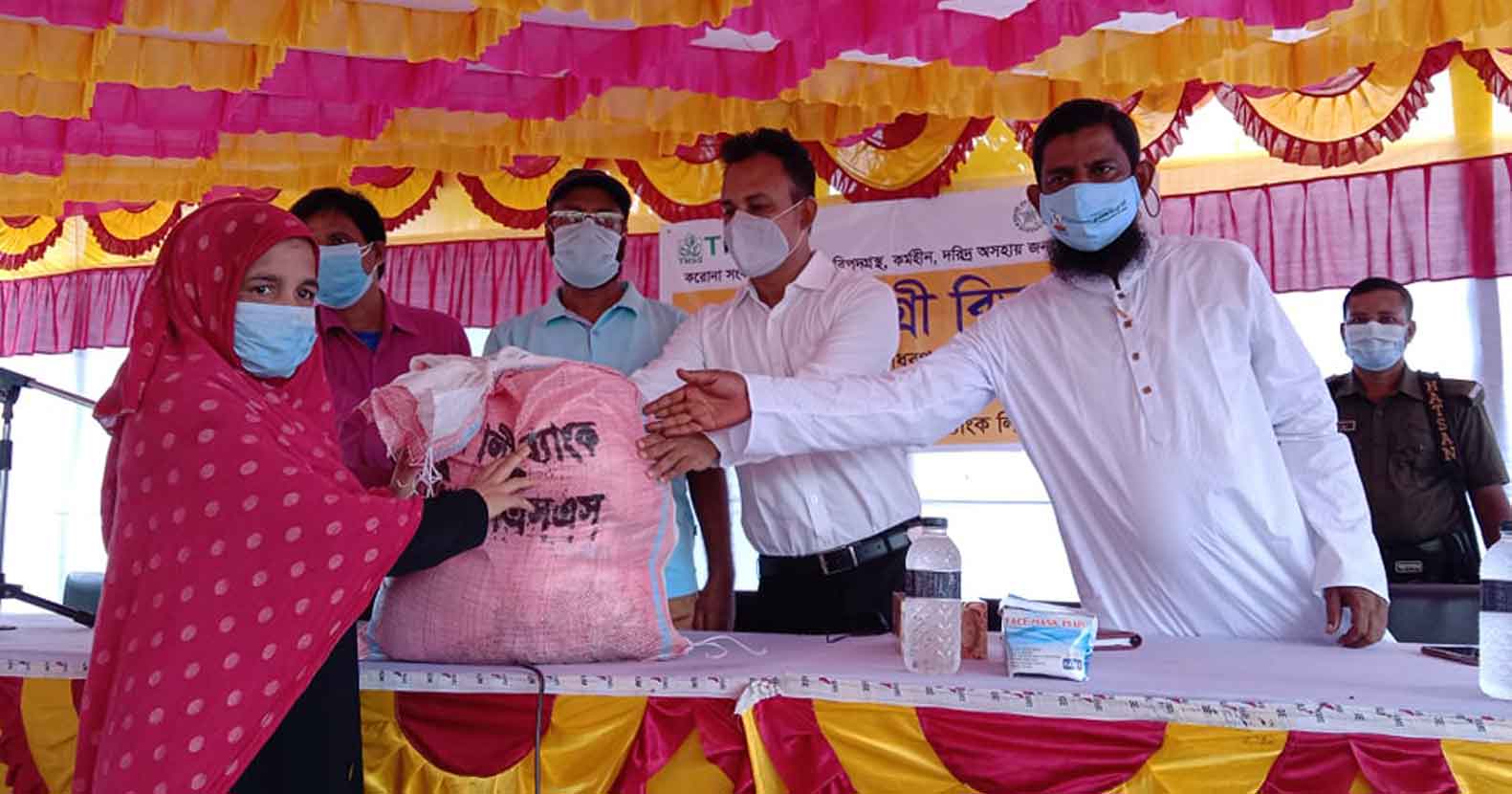 মাধবপুরে ৩০০ অসহায় মানুষের মাঝে খাদ্য সামগ্রী ও মাস্ক বিতরন