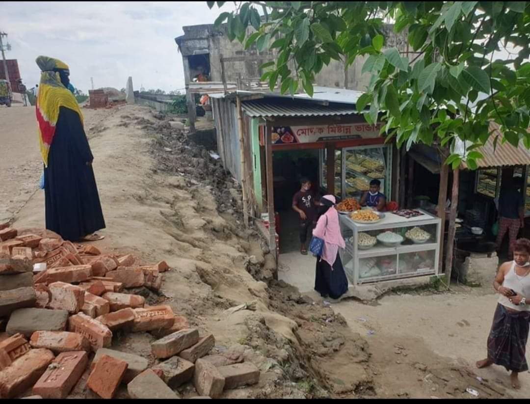 লাখাই সড়কের বুল্লাবাজার অংশ উঁচু হওয়ায় বাজারের প্রবেশ পথটি অকেজো প্রায়