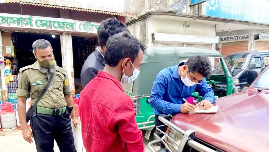 লাখাইয়ে লকডাউনে ২য় দিনেও জরিমানা লাখাইয়ে লকডাউনে ২য় দিনেও জরিমানা