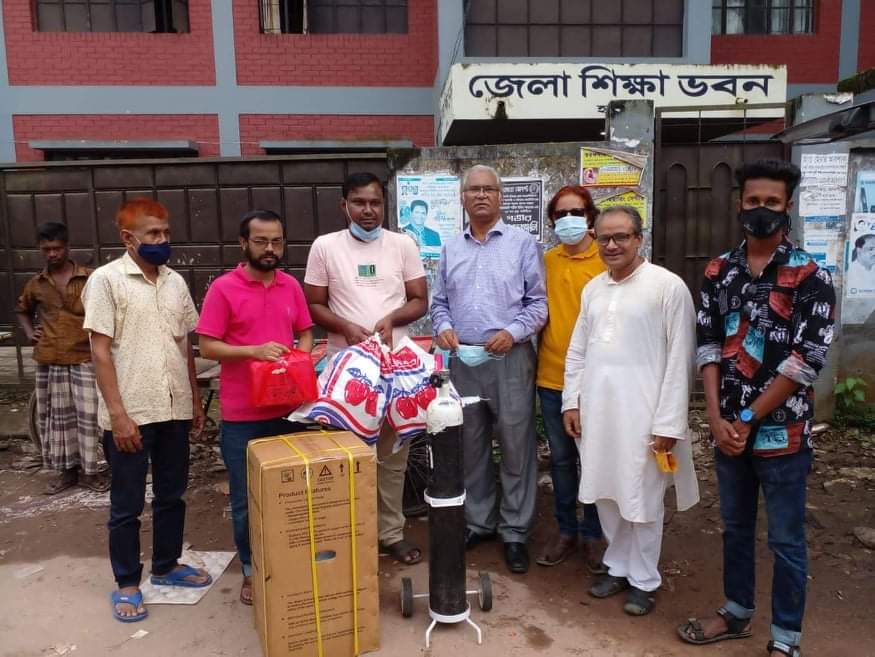 মানবসেবা’র অক্সিজেন ব্যাংকে ডাঃ জীবনের কনসেন্ট্রেটর ও সিলিন্ডারসহ বিভিন্ন উপকরণ প্রদান