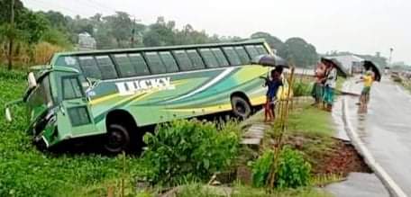 আজমিরীগঞ্জে যাত্রীবাহী বাস খাদে