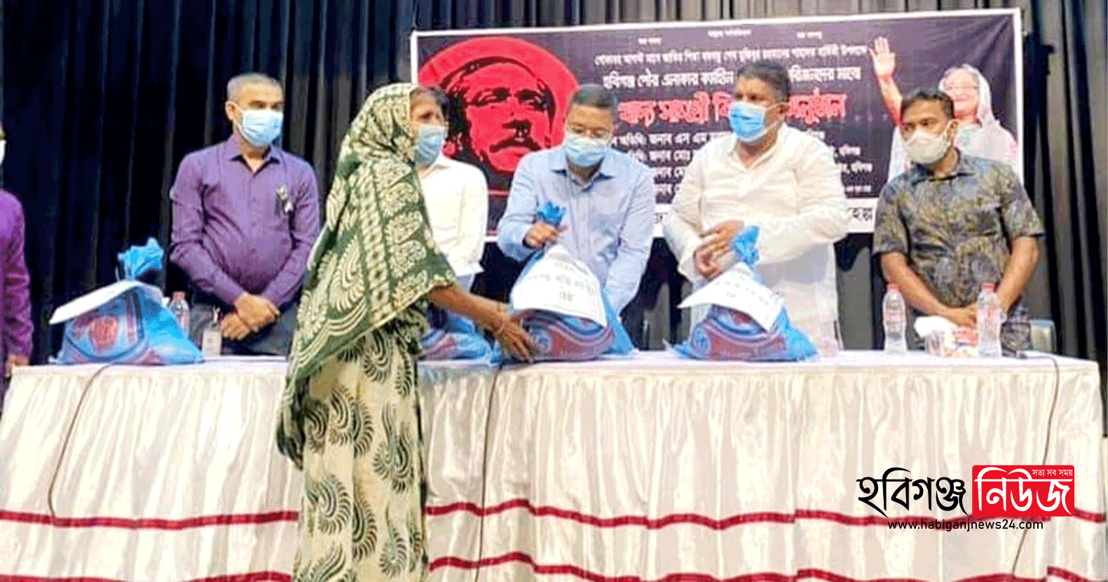 বঙ্গবন্ধু অক্সি এন্ড ফুড হেল্প'র উদ্যোগে খাদ্যসামগ্রী বিতরণ বঙ্গবন্ধু অক্সি এন্ড ফুড হেল্প'র উদ্যোগে খাদ্যসামগ্রী বিতরণ