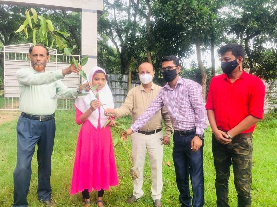 মাধবপুরে লাল সবুজের গাছের চারা বিতরণ কর্মসূচির উদ্বোধন