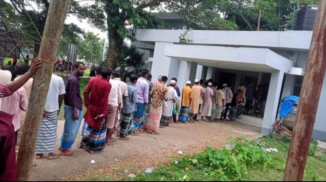 লাখাইয়ে কোভিড-১৯ টিকা গ্রহীতাদের উপছেপড়া ভীড়, একদিনে ২১৮৫ জনকে টিকা প্রদান