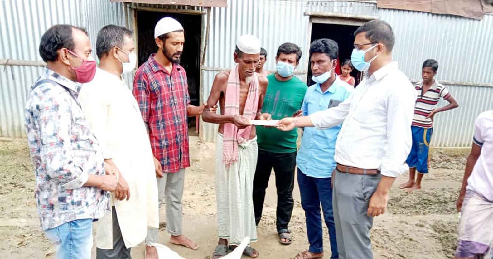 সড়ক-দুর্ঘটনায়-নিহত-ও-আহতদের-পরিবারকে-জেলা-প্রশাসনের-সহায়তা সড়ক দুর্ঘটনায় নিহত ও আহতদের পরিবারকে জেলা প্রশাসনের সহায়তা