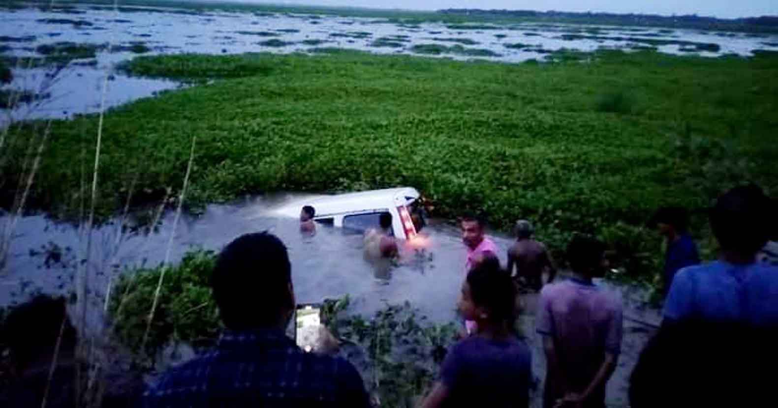 সিলেটে দুর্ঘটনায় মাইক্রো পানিতে ডুবে নিহত ৩