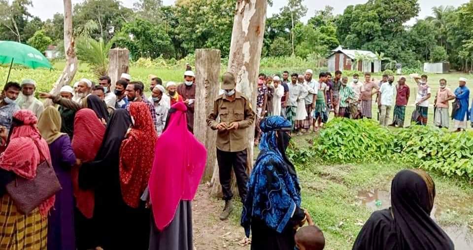 হবিগঞ্জে করোনার টিকা গ্রহণে মানুষের উপচেপড়া ভিড়