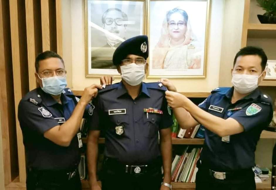 পদোন্নতি প্রাপ্ত পুলিশ কর্মকর্তার র্যাংক ব্যাজ পরিধান