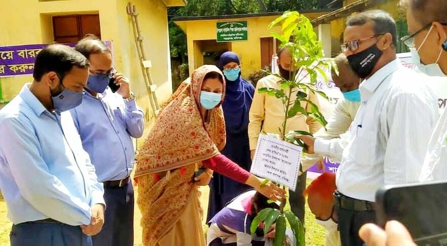 প্রধানমন্ত্রীর জন্মদিন উপলক্ষে জেলা প্রশাসকের স্মারক বৃক্ষ রোপন