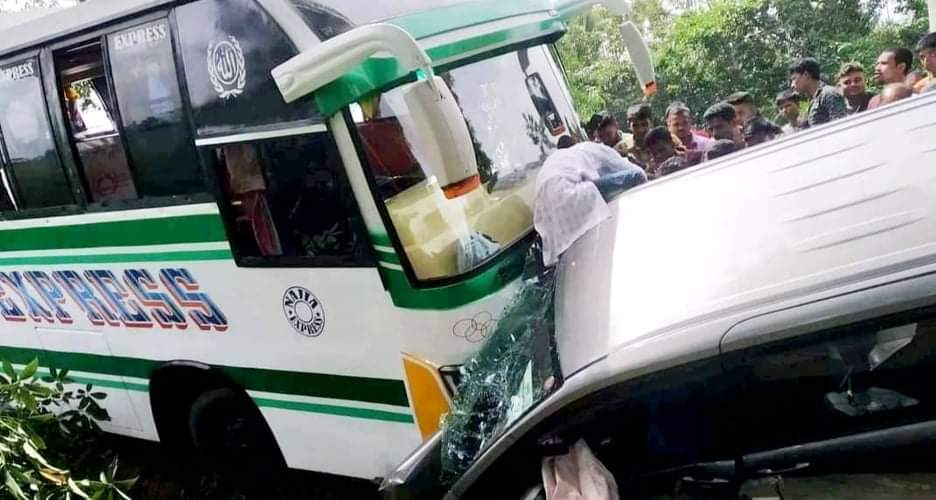 শায়েস্তাগঞ্জে বাস নোহার মুখোমুখি সংঘর্ষ শায়েস্তাগঞ্জে বাস নোহার মুখোমুখি সংঘর্ষ