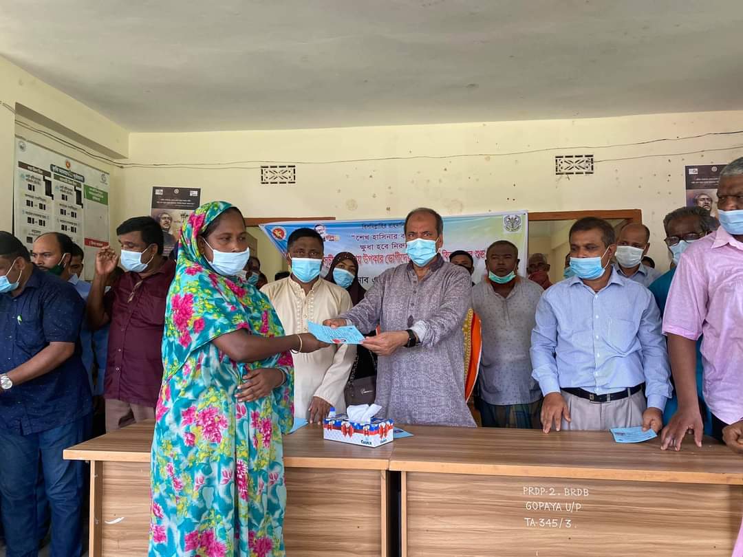 সরকারি চালের কার্ড বিতরণ করলেন এমপি আবু জাহির