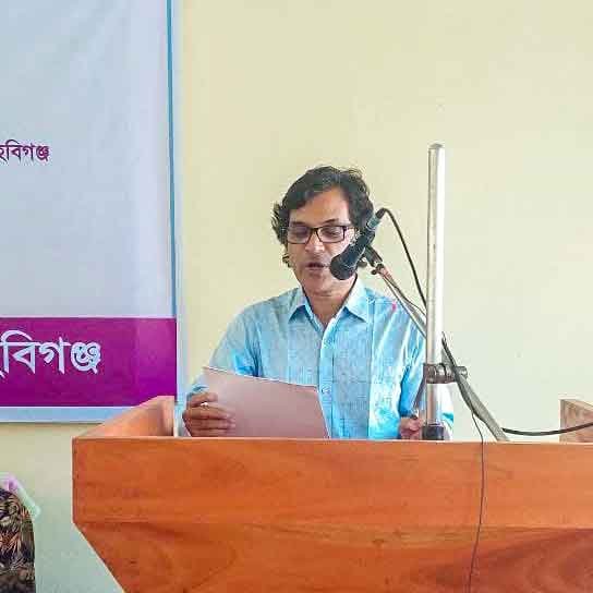 প্রবন্ধ উপস্থাপন করছেন বাংলা বিভাগের সহকারী অধ্যাপক ড. মোহাম্মদ আজহারুল ইসলাম।