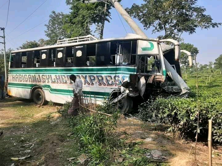 বাহুবলে বাস-ট্রাকের মুখোমুখি সংঘর্ষে আহত ২০