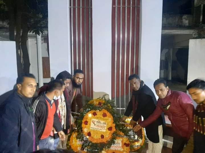 একুশের প্রথম প্রহরে শহীদ মিনারে উপজলো যুবলীগের শ্রদ্ধা!
