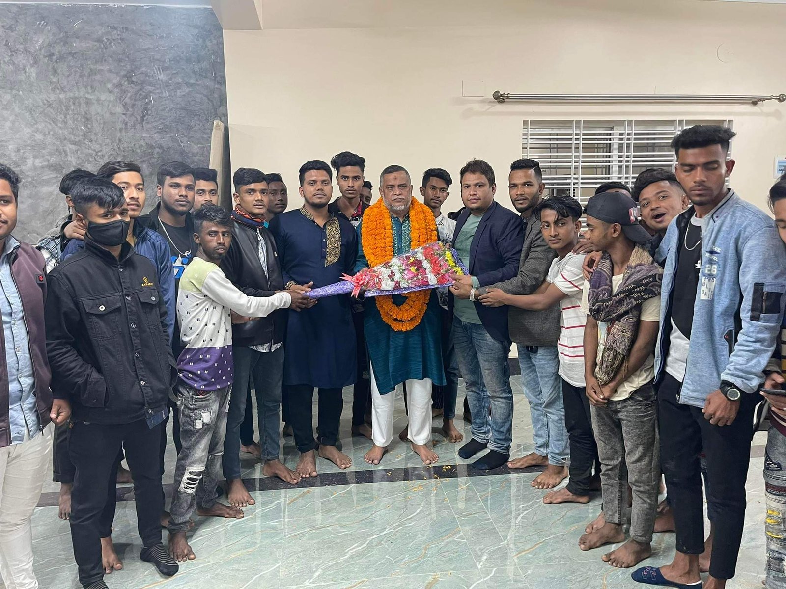 কারামুক্ত জি কে গউছকে ছাত্রদলের ফুলেল শুভেচ্ছা