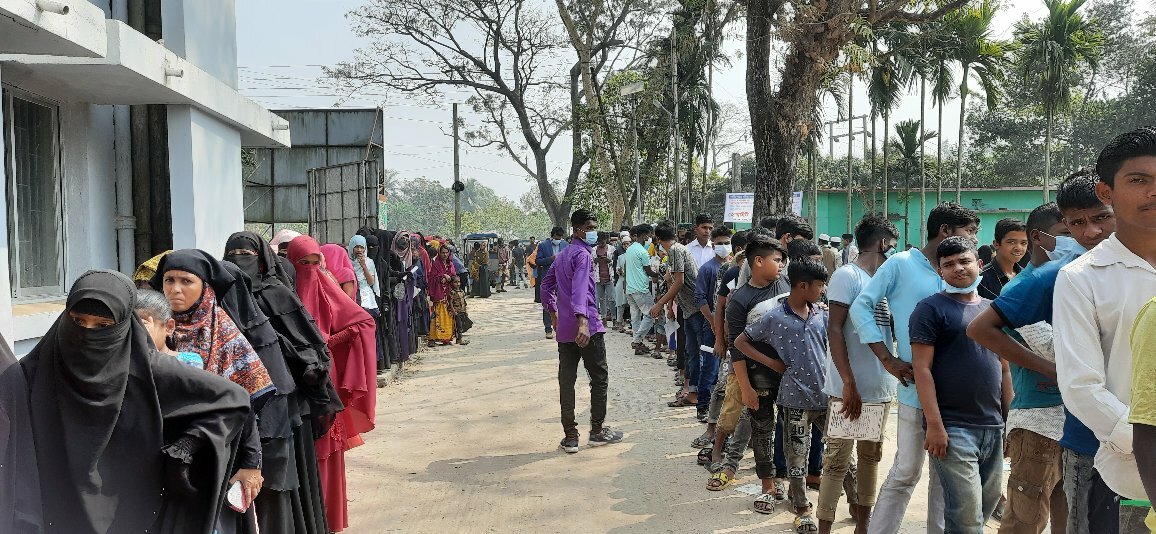 লাখাইয়ে করোনার টিকা গ্রহনে নারী পুরুষের উপচেপড়া ভীড়
